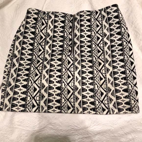 Black and white print mini skirt - Picture 2 of 3